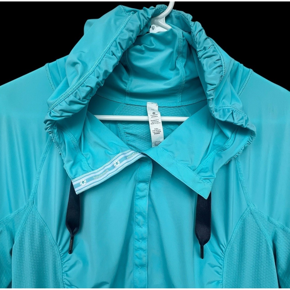 Lululemon Women's Sunblocker Pullover Hooded Light Blue Size 10 Stretch w/Snaps